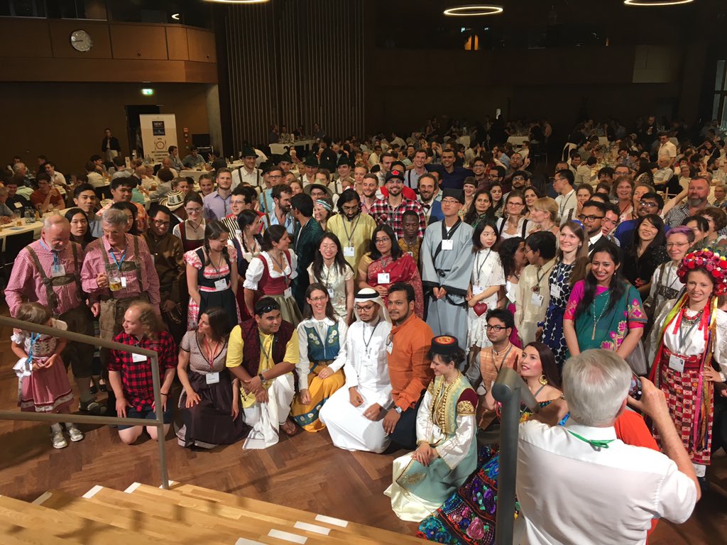 lindaunobel's tweet image. #LIN019 the traditional photo of all the brilliant Lindau nerds in their beautiful native garb with the lovely Countess Bettina!! #levinelindautakeover #networkingfornerds @AlainaGLevine