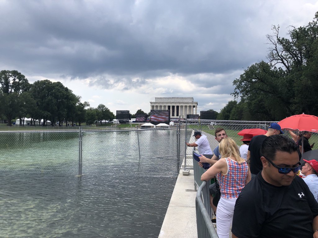 willsommer's tweet image. There are plenty of fences keeping non-ticket holders away from Trump’s speech and the Lincoln Memorial
