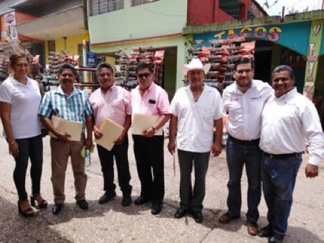 nassarmariana's tweet photo. Estamos comprometidos con el ordenamiento del transporte público en todas las regiones del nuestro estado. El día de hoy el equipo de @SEMOVI_GobOax acompañó al Gdor. @AlejandroMurat en Cosolapa, para atender de manera directa a concesionarios de ese municipio. https://t.co/zwAsfyvAvY