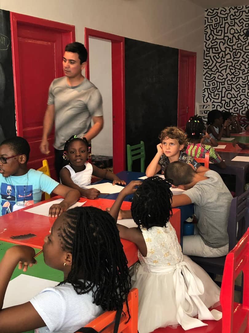 FondationZinsou's tweet photo. #Activissime est un atelier de protestation pour enfants créé par l’artiste #IvanArgote. Après deux jours de préparation, retrouvez nous à la place de Bulgarie à 15h et samedi à 19h à la #MiniBibliothèque de #Fidjrosse pour la restitution https://t.co/SOfeoAUMTP