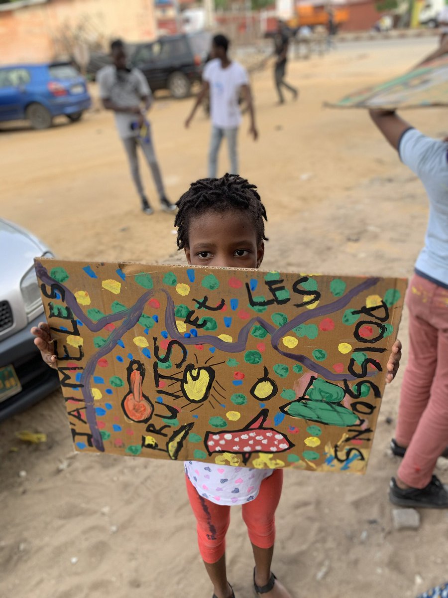 FondationZinsou's tweet photo. #Activissime est un atelier de protestation pour enfants créé par l’artiste #IvanArgote. Après deux jours de préparation, retrouvez nous à la place de Bulgarie à 15h et samedi à 19h à la #MiniBibliothèque de #Fidjrosse pour la restitution https://t.co/SOfeoAUMTP