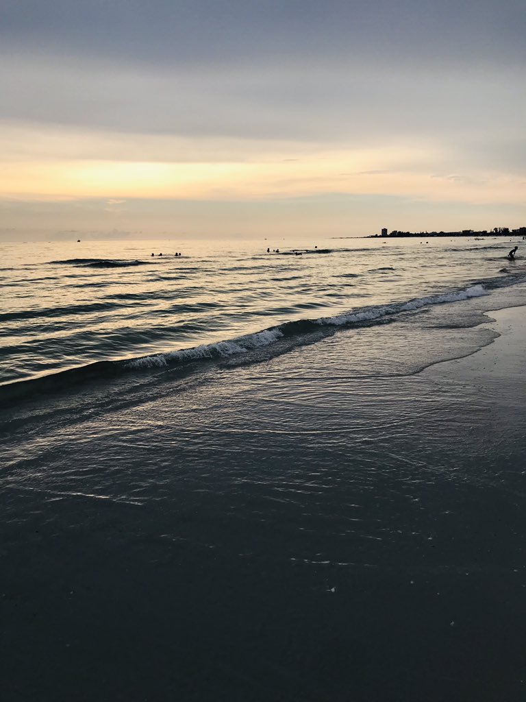 paytenal07's tweet photo. i just need everyone to see these sunset pics https://t.co/4jRUPwT0hb