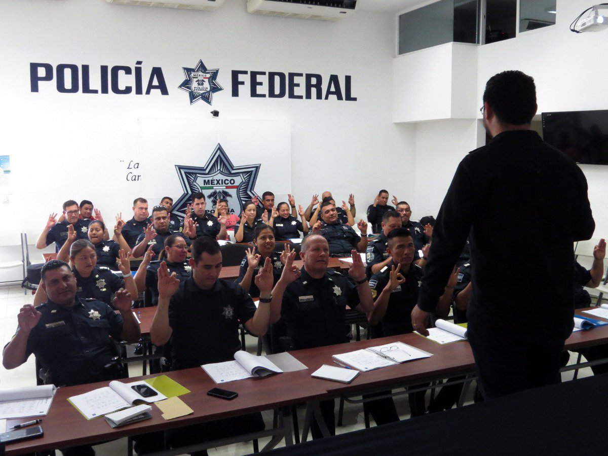cepredey's tweet photo. Llevamos el “Taller Básico 1 de Lengua de señas mexicana” a los oficiales de la Policía Federal Preventiva en materia de inclusión, cuyo objetivo es sensibilizar, mejorando el trato hacia personas con discapacidad.

#EducarParaPrevenir #CepredeyInclusivo #AccionesQueTransforman https://t.co/qwfqNfqkHU