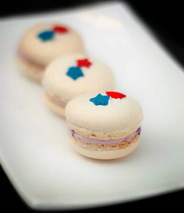 #StarsandStripes reinterpreted: coconut blueberry homemade macaroons. Bruh, guys can cook pretty too if they try 👨‍🍳 #4thofjuly #July4th #FIP ift.tt/2xBtueF