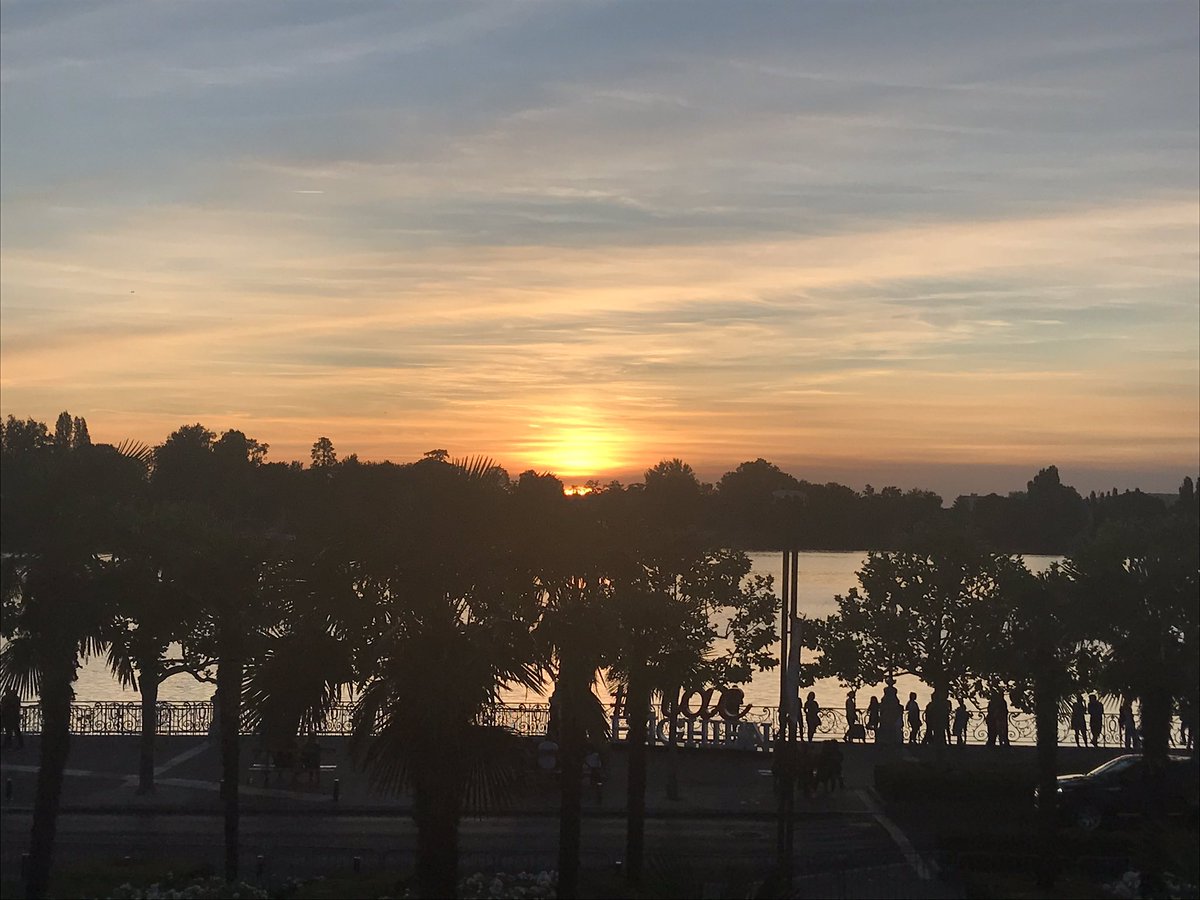 Sunet de seminaire d’entreprise...ça change de La Défense 🤣#sunset #engheinlesbains #teamspirit #bestteamever #nofilter #lake