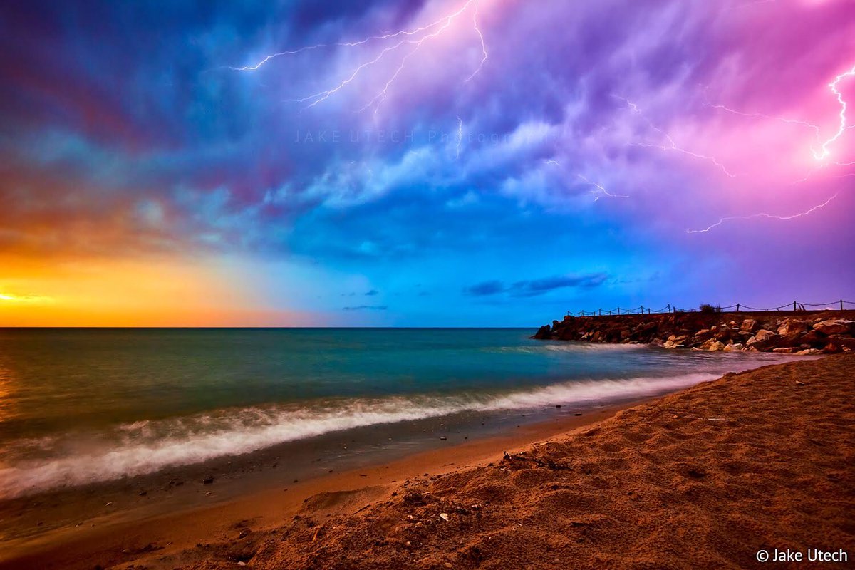 JakeUtechPhoto's tweet image. Here is an image from my “Sunrise vs Thunderstorm” series shot over Lake Michigan on September 4th, 2014 (just days after my first child was born!). I got a couple neat shots that morning which I will share eventually. Enjoy!
#photography #thunderstorm #lightning #sunrise