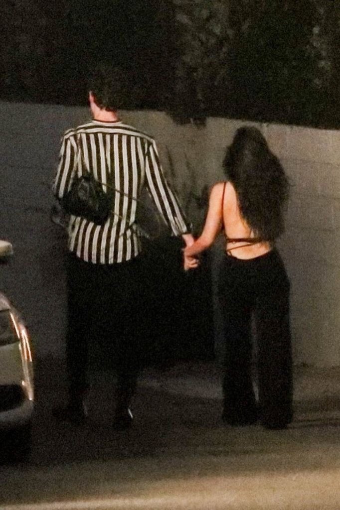 CamilaMidia's tweet image. Camila com @ShawnMendes ontem à noite em West Hollywood.