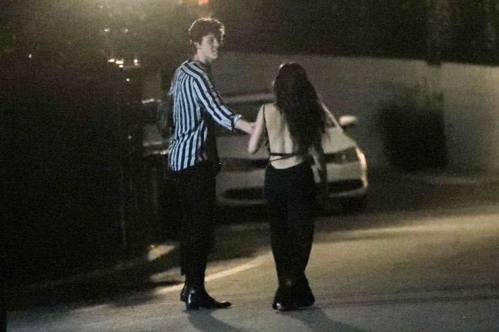 CamilaMidia's tweet image. Camila com @ShawnMendes ontem à noite em West Hollywood.