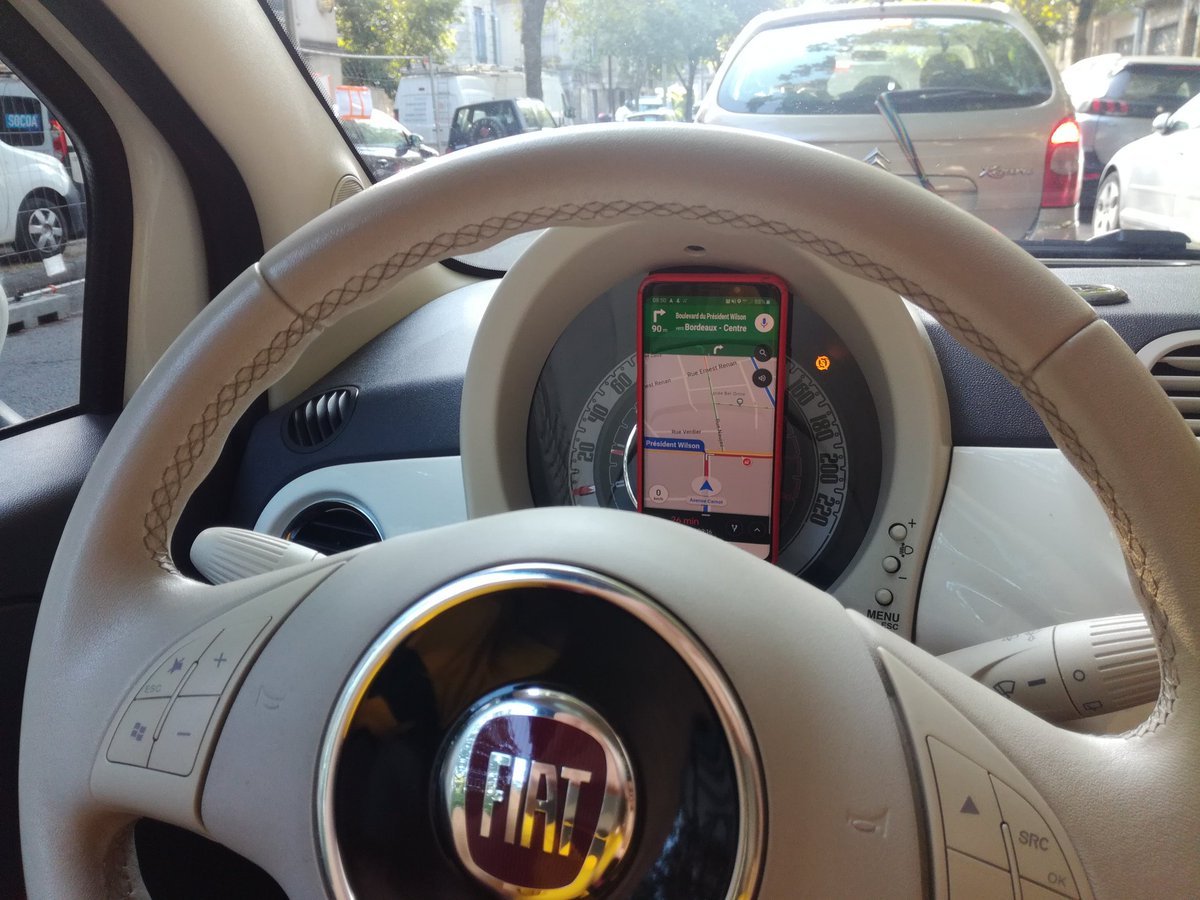 Du scotch, un smartphone et voilà!
Une fiat 500 transformé en #tesla