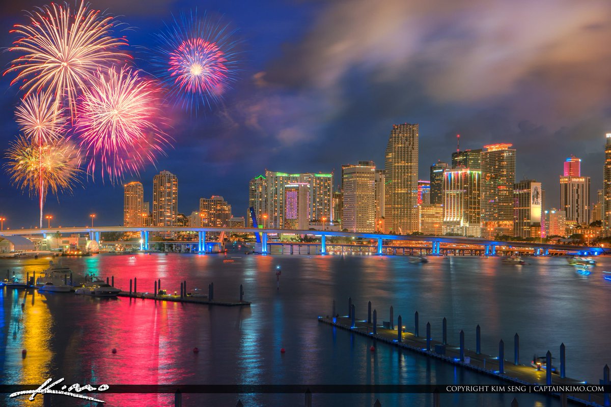 DJGARYNH's tweet image. Magnificent and Stunning Fireworks Display over the Waterway "Miami Florida" 🎆🎇😍👍👍