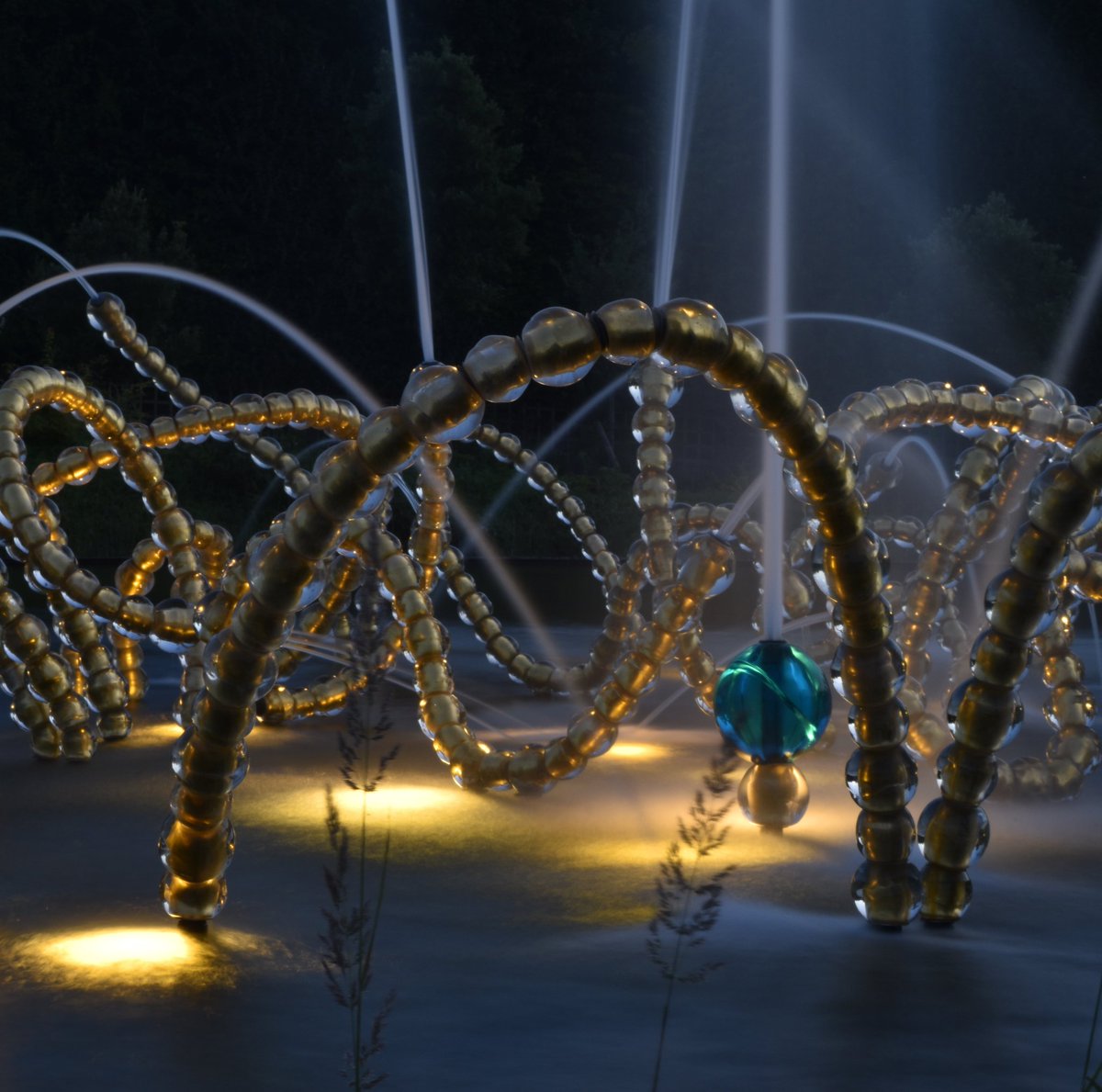 Carolinelsln's tweet photo. Le bosquet du Théâtre d'eau du @CVersailles
#versailles #othoniel #art #benech #MagnifiqueFrance #yvelines https://t.co/qhV22mEK47