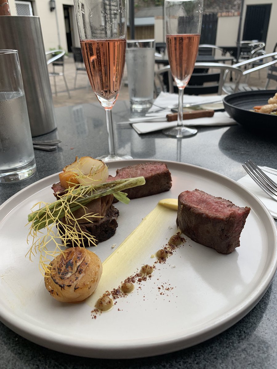 Dinner in the sunshine <a href="/14Georgian/">No 14 At The Georgian House</a> ☀️ <a href="/Great__Vine/">Great Vine</a> Bubbles and <a href="/FarmStonebridge/">Stonebridge Cottage Farm</a> pork scratchings ↪️ best pairing ever 🙌🏻