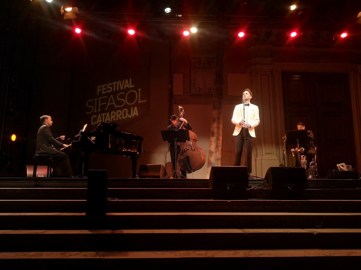 xavibellot's tweet photo. Unclassical, amb el trompetista catarrogí Raúl Junquera, ret homenatge a Astor Piazzola i a Kurt Weill amb una interpretació excel·lent i bona cosa d'humor. Bona música al #SiFaSol de #Catarroja https://t.co/QVC4wtc6HC