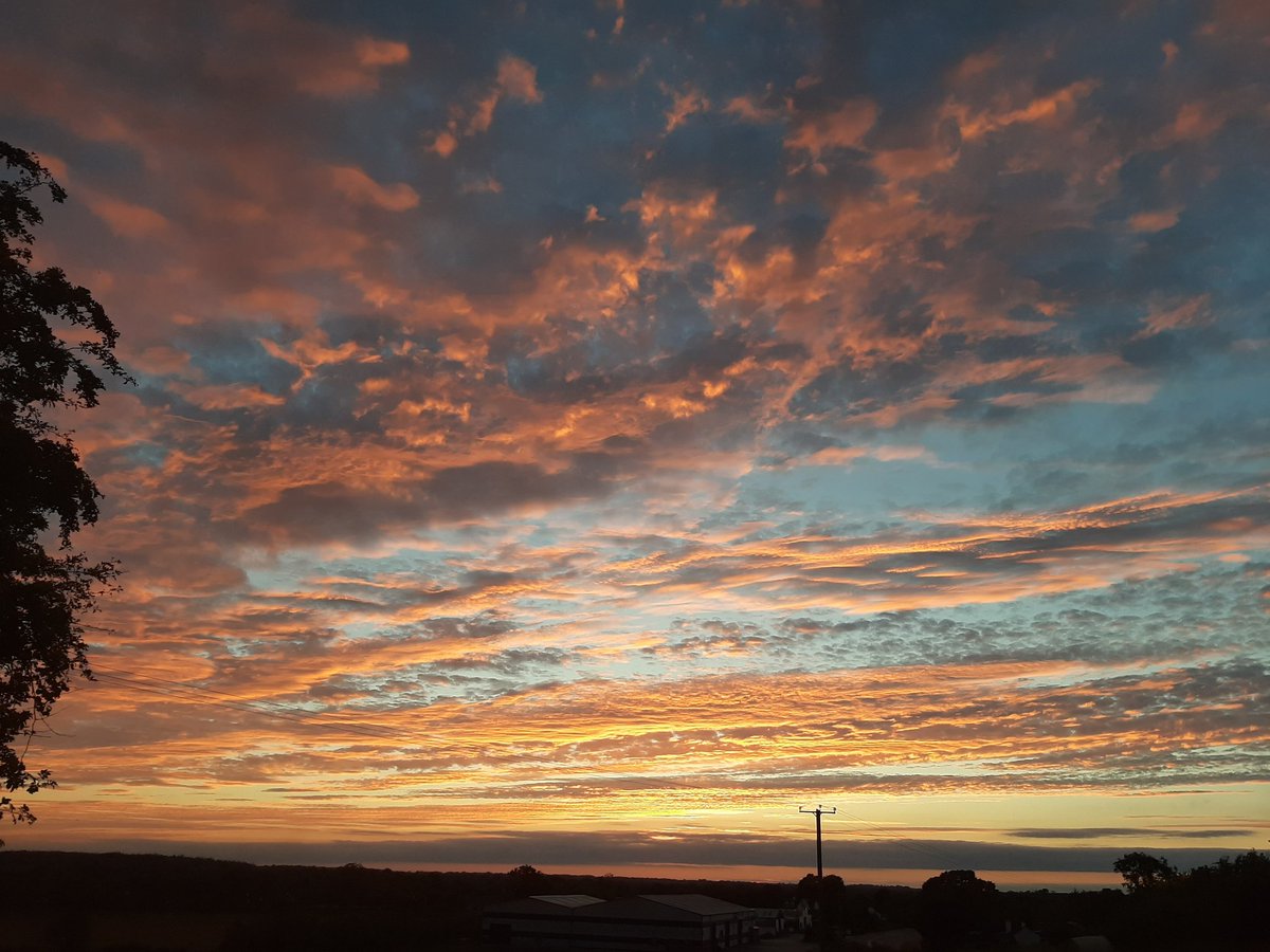 JaneDooley98's tweet photo. Such beautiful skies above Killeigh tonight! https://t.co/WupisGpE6O