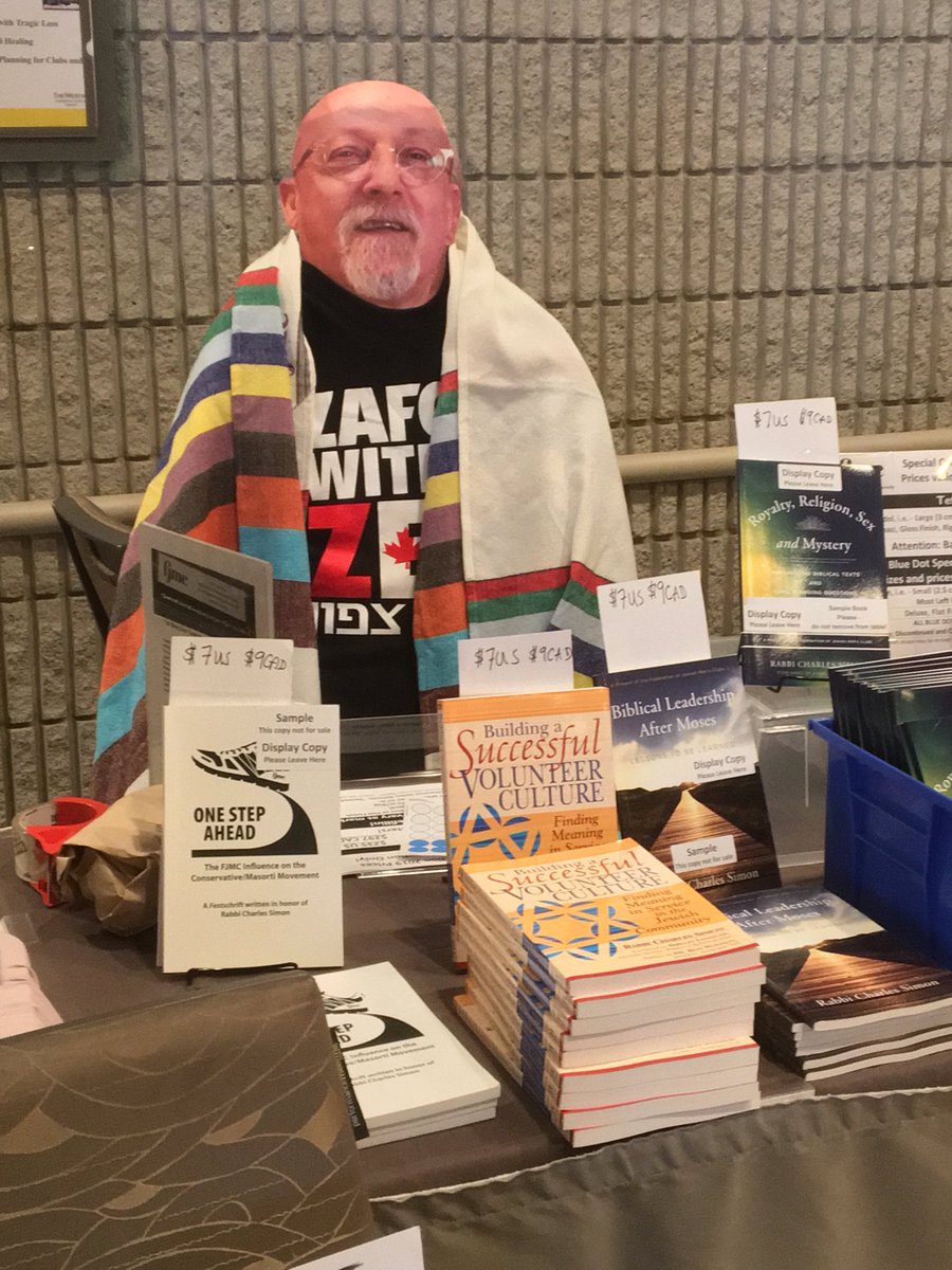 FluffyRubin's tweet image. This nice guy sold me an #FJMC_hq #Tallit here at the #FJMC2019 Convention in #Toronto
