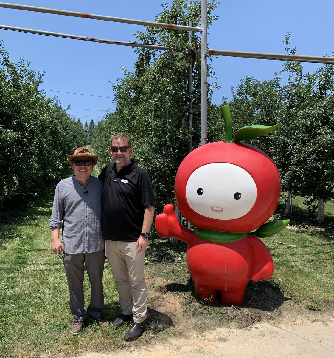 Emma_Boase's tweet photo. Change of scene for #ihip2019 who spent yesterday exploring apple production in Korea! So much potential for sharing insight, research, and students! 🍎 @nzapples @HortNZ @MasseyIntOffice #gohorticulture https://t.co/S7dxYNSfBG