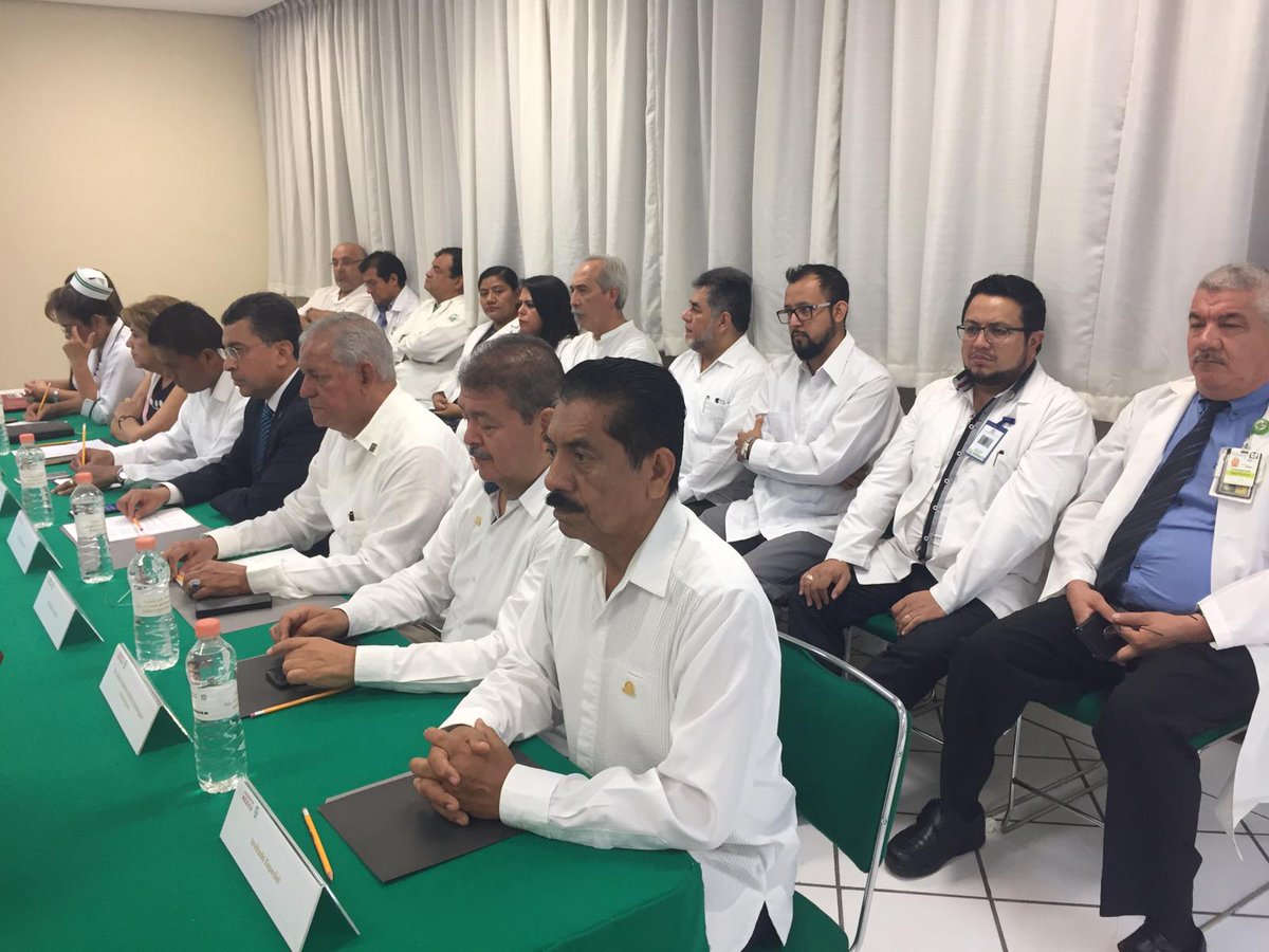 Erick Suárez, vicepdte. de Salud y Seguridad Social de la <a href="/Concanaco/">CONCANACO SERVYTUR</a> Servytur, con la representación de la Confederación, en la toma de protesta del Dr.  Víctor Bernal Dolores, como director de la Unidad Médica de Alta Especialidad 14 de Veracruz.