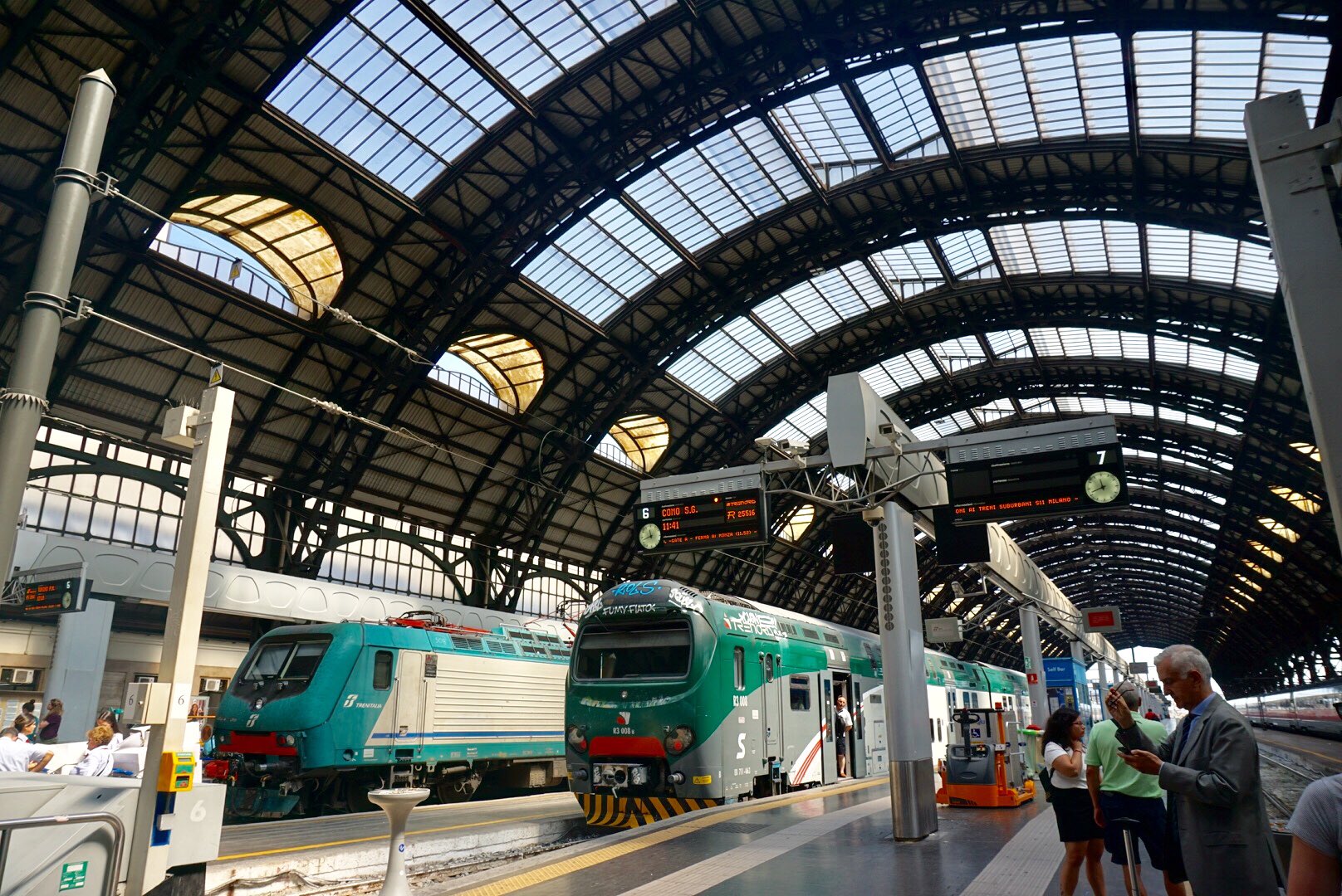 たけのこ ネアポリス駅内部のモデルのミラノ中央駅 ホームを覆うアーケードも5部本編のイメージそのままで今にも兄貴やペッシが歩いてきそう T Co Kztfascvvu Twitter