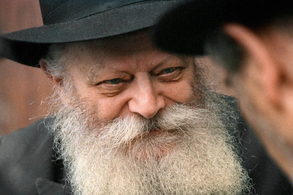 Shabbat marks the 25th yartzeit of #TheRebbe, a man who inspired me and left a legacy through <a href="/Chabad/">Chabad.org</a> that continues to impact the Jewish world. Watch some reflections about my relationship with him and why his teachings remain so relevant today: rabbisacks.org/rabbi-sacks-re…