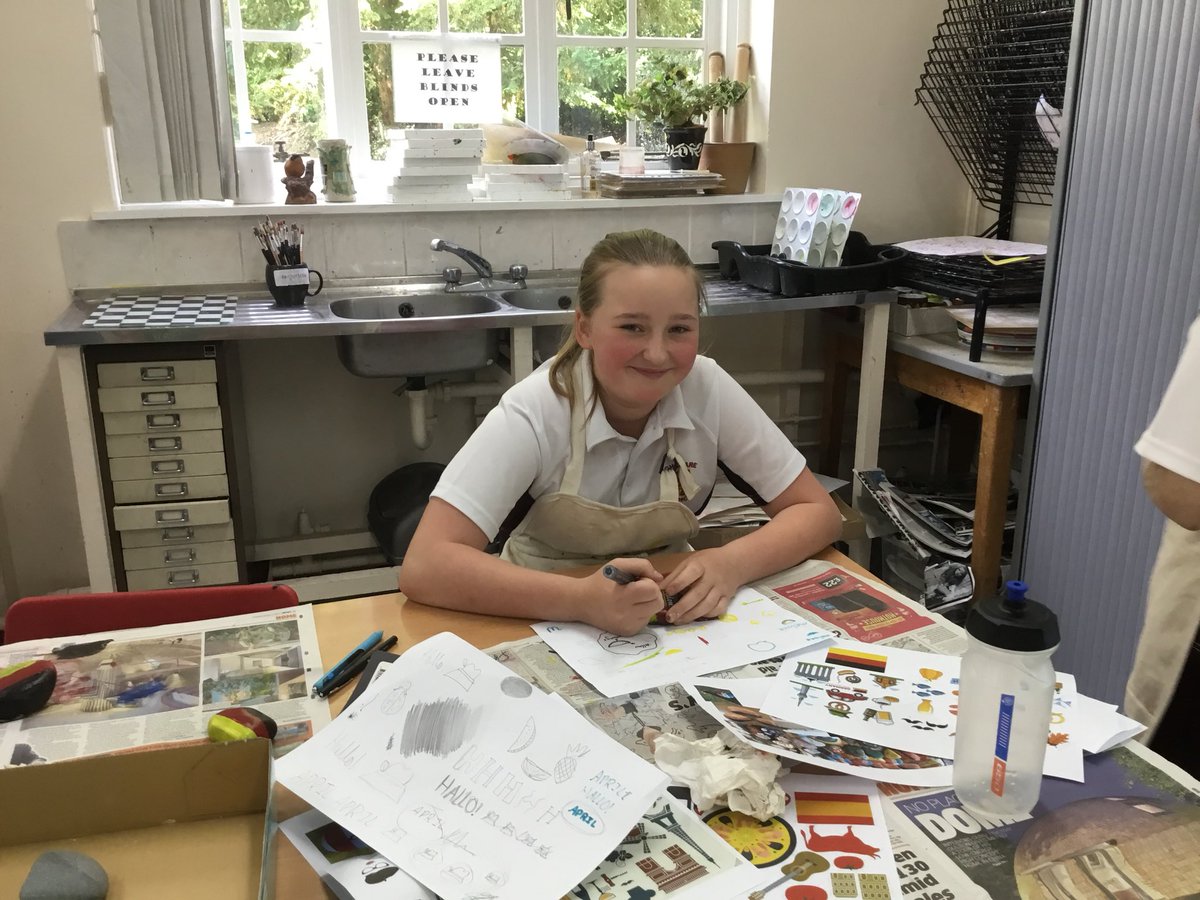 Highclare_MFL's tweet photo. After a busy morning of Bhangra and Zumba, the U3rds spent a relaxing afternoon painting language stones🎨🇩🇪🇫🇷🇪🇸Well done to Lancaster for the best collection of stones🥇🎉 #Highclare #languagestones #painting #funafternoon https://t.co/JMHgPXVEZ5