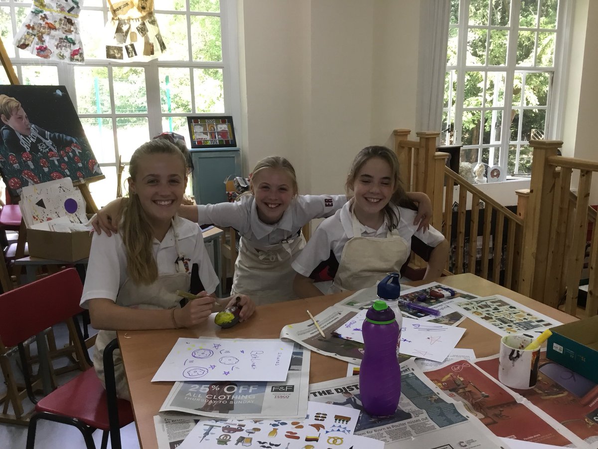Highclare_MFL's tweet photo. After a busy morning of Bhangra and Zumba, the U3rds spent a relaxing afternoon painting language stones🎨🇩🇪🇫🇷🇪🇸Well done to Lancaster for the best collection of stones🥇🎉 #Highclare #languagestones #painting #funafternoon https://t.co/JMHgPXVEZ5