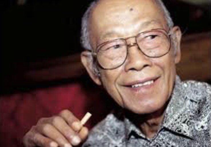 sudjiwotedjo's tweet photo. Pagi. Etiskah pembenci rokok menonton film #BumiManusia dan #Perburuan atas dasar novel perokok berat maestro Pramoedya Ananta Toer pada Agustus nanti? 

(Pembenci rokok lho ya, bukan sekadar tidak merokok). 

Tidak etis (retweet)
Etis (like) https://t.co/N7zfOflwyM