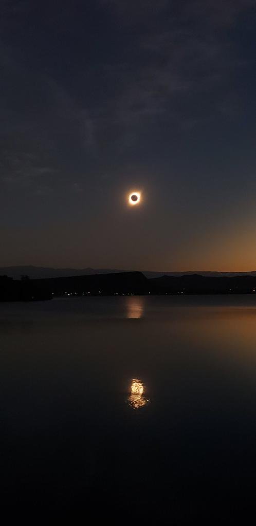 astroarturo_'s tweet photo. The #TotalSolarEclipse2019 in these pictures.
Everyone must see an #eclipse before dying.
Photo: @MicaaTata https://t.co/7qSgkeuTXp