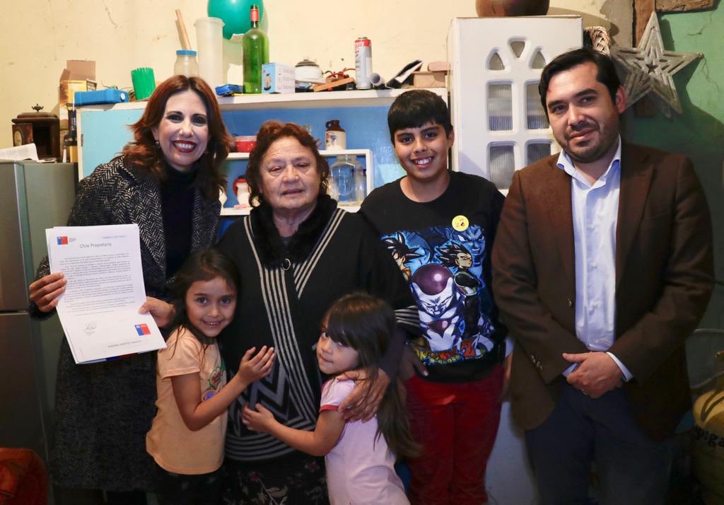 ⭕ #ChilePropietario tiene rostros‼️ de mujeres, hombres, niños, de familias que hoy reciben de mano de la Subsecretaria <a href="/alebravoh/">AlejandraBravoApruebo</a> en #Antofagasta  su Título de Dominio..
✅#ChileEnMarcha <a href="/MinisterioBBNN/">Bienes Nacionales</a> <a href="/FelipeWard/">Felipe Ward</a> <a href="/omarfariascast/">Omar Farías</a> <a href="/CHPropietario/">#ChilePropietario</a> <a href="/sebastianpinera/">Sebastian Piñera</a> <a href="/ceciperez1/">Cecilia Pérez Jara</a>
