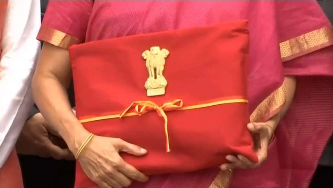 VikramBawaBJP's tweet image. नए भारत की नई तस्वीर, हमारी सरकार।🇮🇳

अब बजट नहीं &apos;&apos;बहीखाता&quot; कहिए 
ब्रीफकेस नहीं लाल♦️🛑 मखमली फोल्डर में दिखा सरकार का आर्थिक लेखा जोखा।

कपड़े के ऊपर भारत सरकार का चिह्न भी है।

#BudgetForNewIndia 
#ModiSarkaar2