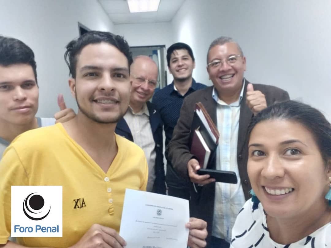 abraham_c's tweet photo. #4Jl  Luego de 3 audiencias preliminares el #4jl , Foro Penal #Lara logra excarcelación de 13 personas ,luego de 63 días ,  encarceladas  el #1may @mariuska96
 @DavidAlvarado05 @ForoPenal #AbrazoDeLibertad
#Seguimos https://t.co/qeG09MLk7D