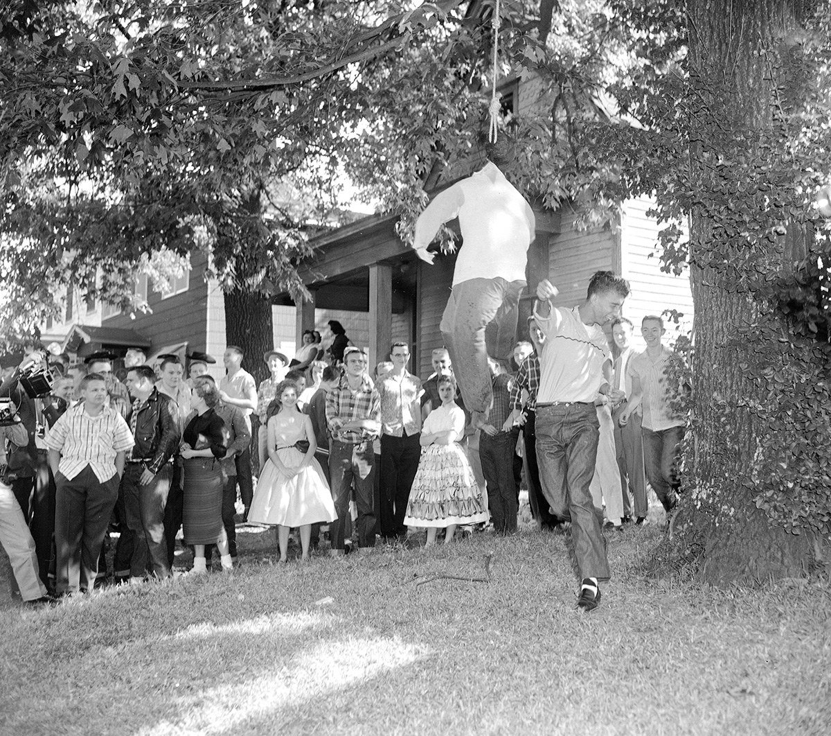 書肆ゲンシシャ 幻視者の集い 吊るされた黒人の人形を殴る白人の生徒たち 1957年 リトルロック高校事件では 公立の学校において白人と黒人の分離教育が違憲となり 同じ学校に通う融合教育化が進められたところ 白人の反発に遭い 黒人は軍の護衛