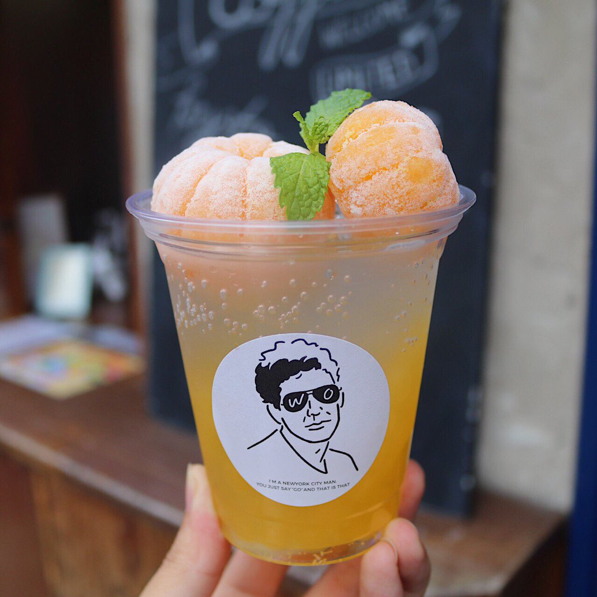 withoutstandkyo's tweet photo. 2019/07/05 Fri.
.
おはようございます☀
.
こちらは7月限定の
オレンジ×オレンジ🍊
です💯👏
.
凍ったオレンジが2個乗ったこれからの時期にぴったりの冷たいドリンクです🥤❄️
是非お試しください👌
.
Have a nice day 😊
.
.
#オレンジ
#ポッピングボバ https://t.co/CC0aTEZV3M