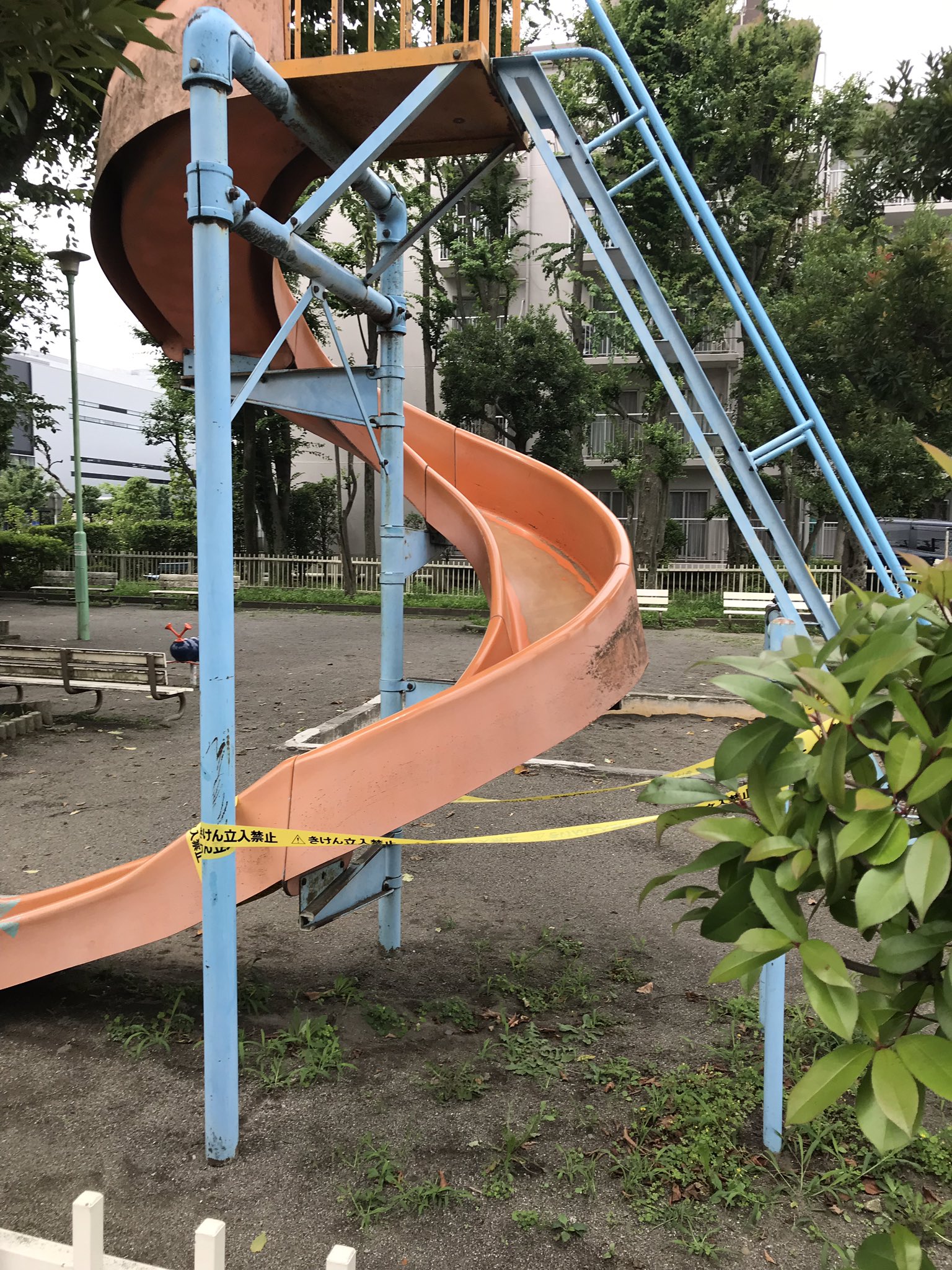 Balena 全国の公園の遊具が使用禁止になっているってテレビでやってたけど 近所の公園 もそうだった 私自身 子供のころこの手の滑り台から落ちて2針縫ったけどね 昔の子供は強かった 使用禁止 遊具 T Co 3pozdmqp8u Twitter