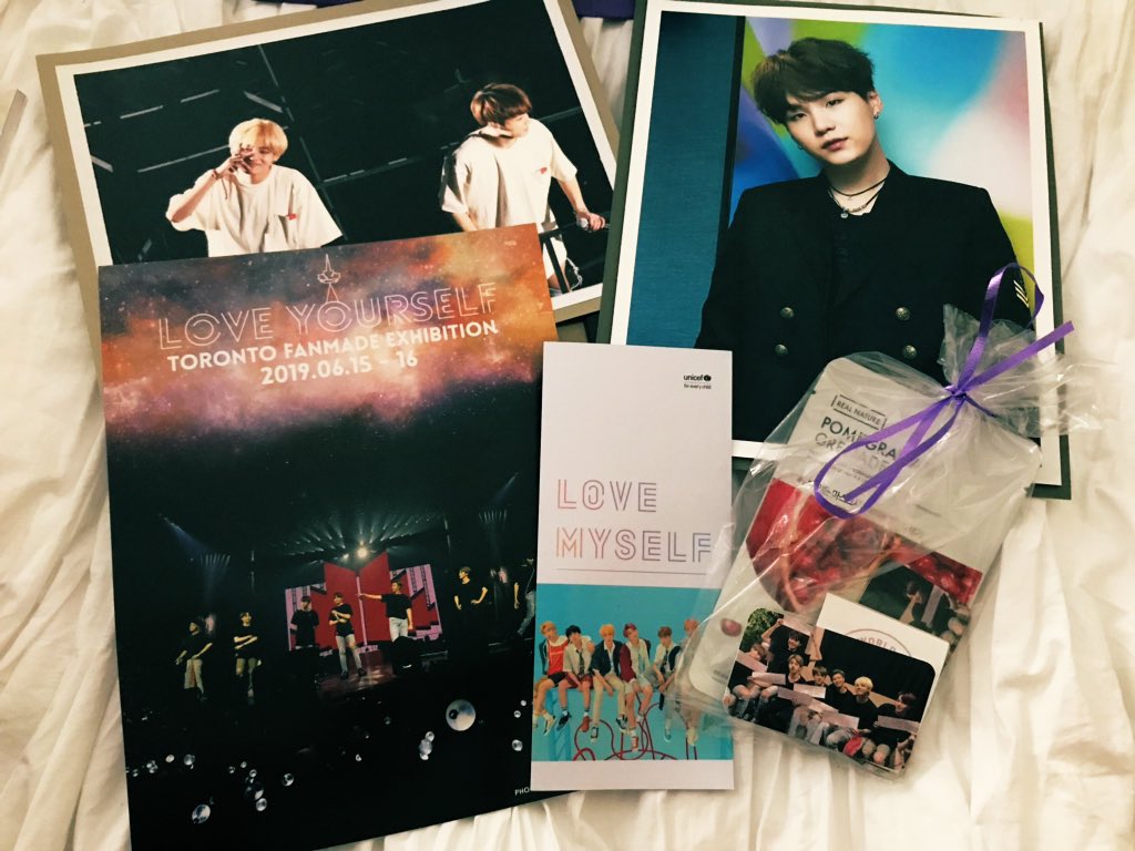 lavenderhana5 (@lavenderhana5) on Twitter photo Almost forgot to post this! ๐
Thank you again <a href="/TorontoLy/">LOVE YOURSELF TORONTO ์ ์ํ ๐จ๐ฆ</a> for this prize! It even includes the frame somewhere at the back ๐
Special thanks to Kar for directly bringing it to our house~! โบ๏ธ๐
Side note: REALLY love that shot of the guys with the Canadian flag they did for us โค๏ธ Almost forgot to post this! ๐
Thank you again <a href="/TorontoLy/">LOVE YOURSELF TORONTO ์ ์ํ ๐จ๐ฆ</a> for this prize! It even includes the frame somewhere at the back ๐
Special thanks to Kar for directly bringing it to our house~! โบ๏ธ๐
Side note: REALLY love that shot of the guys with the Canadian flag they did for us โค๏ธ