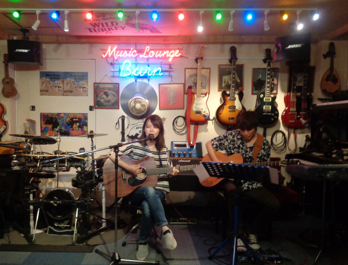 ミュージック ラウンジ バーン 沖縄 ７月４日木曜日はシンガーソングライターのsubaruさんと ギターのkazumaさんのミニライブでした オリジナル曲は素敵でしたしギターも上手くて感動しました V その後 カラオケを歌う人や不動産屋さんが 女性
