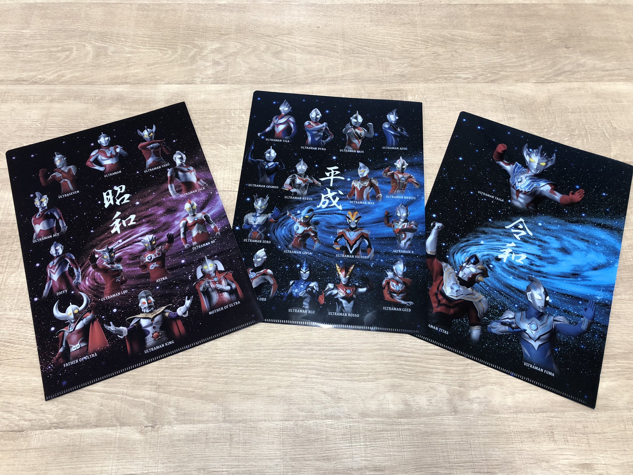 ウルトラマンショップ公式 新商品情報 年表クリアファイルが本日発売 昭和 平成 令和 を代表する ウルトラヒーロー たちが描かれています 額に入れて飾っても書類を入れて使ってもカッコいい クリアファイルです 裏面を縦に繋げてみてください