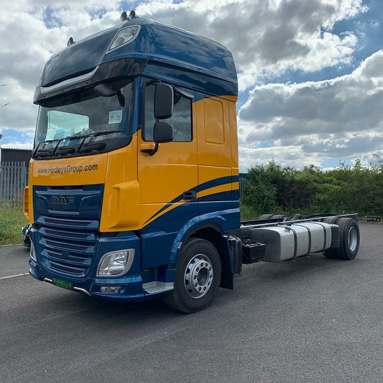 The transformation! This truck was white and now is branded. We just painted this DAF cab for Hedley’s in yellow and blue metallic using PPG Paints. <a href="/PPGRefinishUK/">PPG Refinish UK & IE</a> <a href="/PPG_TrueFinish/">PPG TrueFinish®</a> <a href="/HedleysGroup/">Hedley's Group</a>
#Truck #andover
