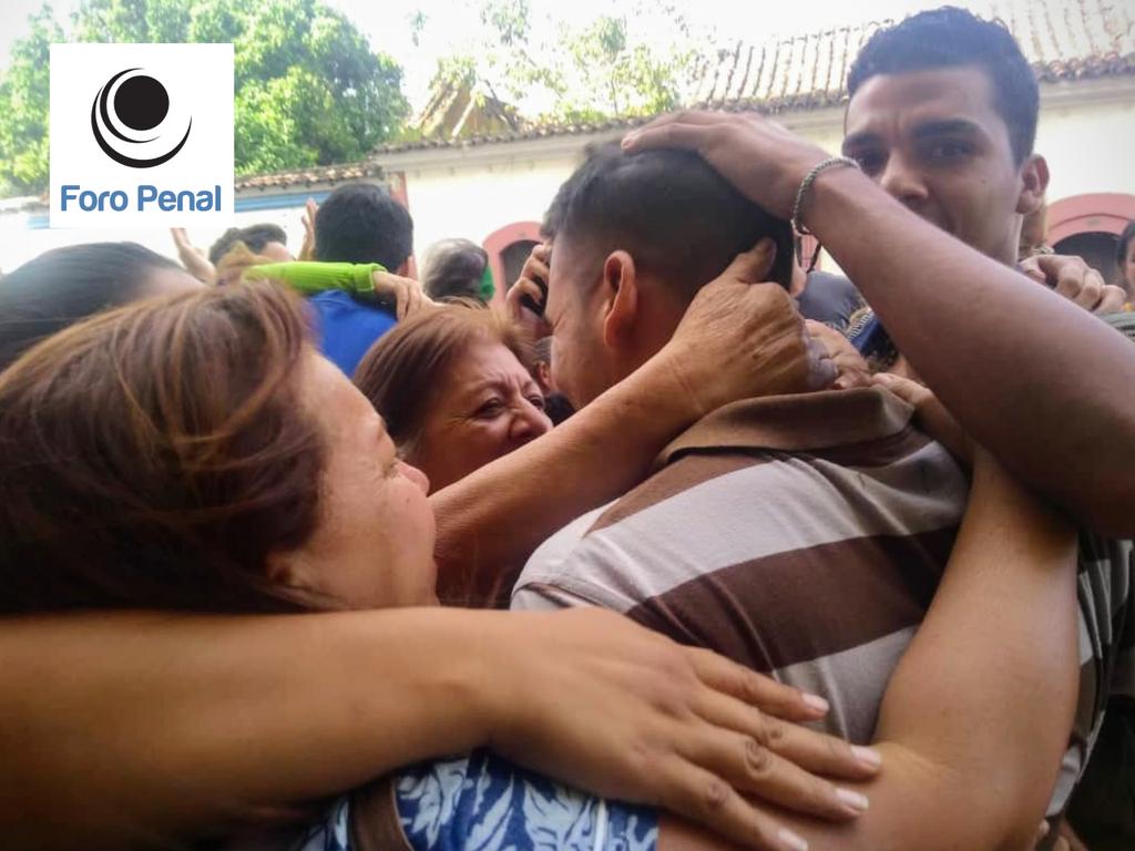ForoPenal's tweet photo. #4Jl Luego de 3 audiencias preliminares el día de hoy, Foro Penal #Lara logra excarcelación de 13 ciudadanos:

7 detenidos el #3My
2 detenidos el #3My
4 detenidos el #30Ab

Tribunal otorga libertad con medida de presentación cada 30 días. 
@abraham_c

#AbrazoDeLibertad
#Seguimos https://t.co/lc3LVONLWs