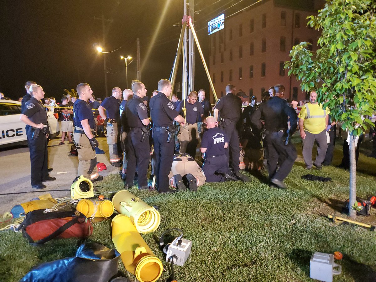 AmandaMuellerTV's tweet photo. BREAKING: We are on the scene in Evansville where emergency crews are working to extract a child from a storm drain. A large crowd has gathered and we are working to get more information. It is a very emotional scene. #ewnlocal https://t.co/kapv5XriDx