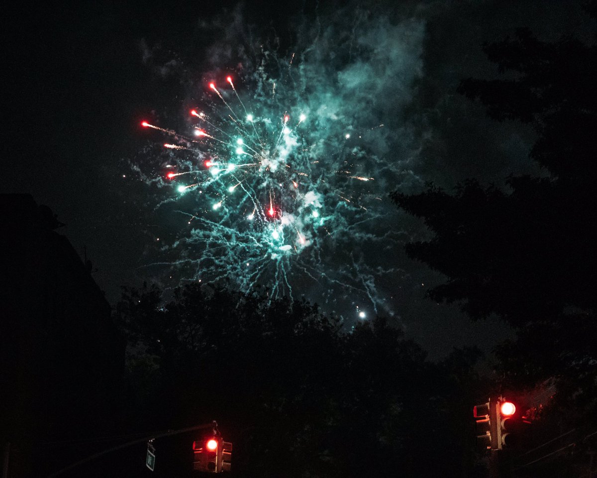 bypapijuan's tweet photo. Late Night Shenanigans on the Block 🎇
#independenceday #fireworks #corereactor #pyroaddicts #nyc #queens #happy4thofjuly #colors #fire #sparkles #lightup #sky_brilliance https://t.co/QI9NzHNO1n