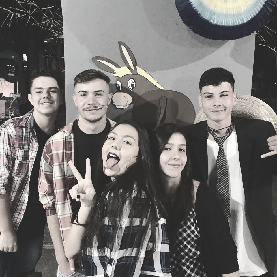 okmaria___'s tweet photo. 5 meses pro resto de nossas vidas. 
5 meses pra fecharmos um ciclo de extrema importância. 
5 meses e é cada um pra um lado 
Já se passaram mais de 5 anos.
5 pessoas. 
5 sonhos.
Mas é impossível resumir vocês em 5 versos. 
Não é do terceirão pra vida, é da vida pra vida. https://t.co/1fKfVEEUqH