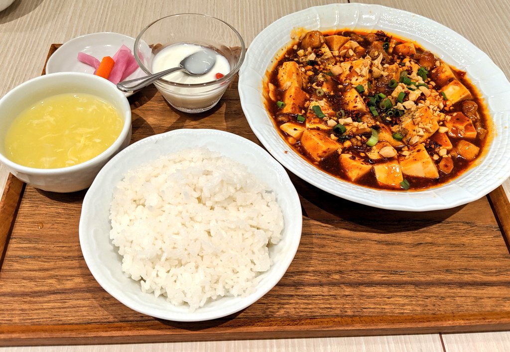 트위터의 鈴木雅人 님 上野の四川料理 麻辣大学のランチメニューマーボー豆腐と鶏肉の煮込み 麻婆豆腐鶏 どういう料理かと思ったらこうか