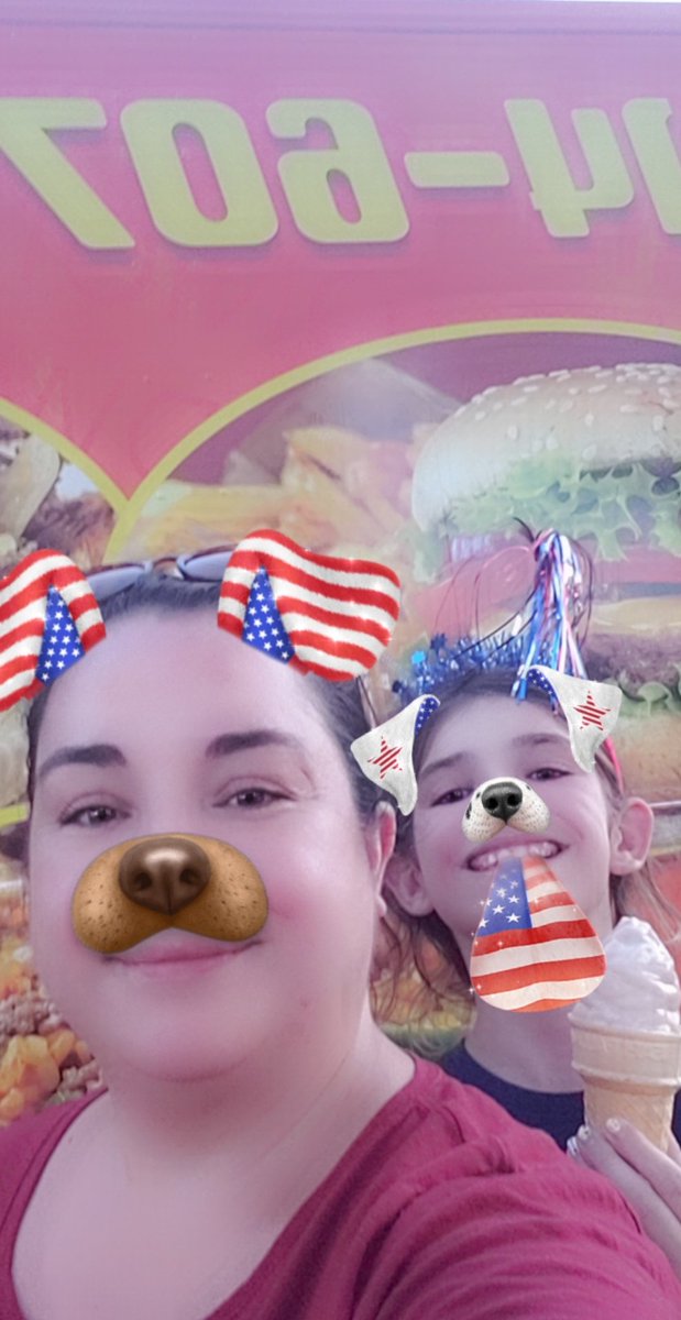 MrsWhiteKinder's tweet photo. Happy 4th of July Timberwolves! #summerselfiebingo #foodtruck #4thofJuly #timberwolfmagic @TownsellElem https://t.co/mXm0UbRKyy