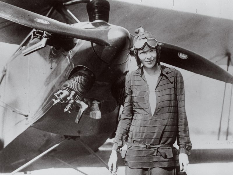 El 2 de julio de 1937, en el Océano Pacífico (isla Howland) desapareció la  aviadora Amelia Earhart, cuando intentaba dar la vu... | MEMORABLE |  Scoopnest