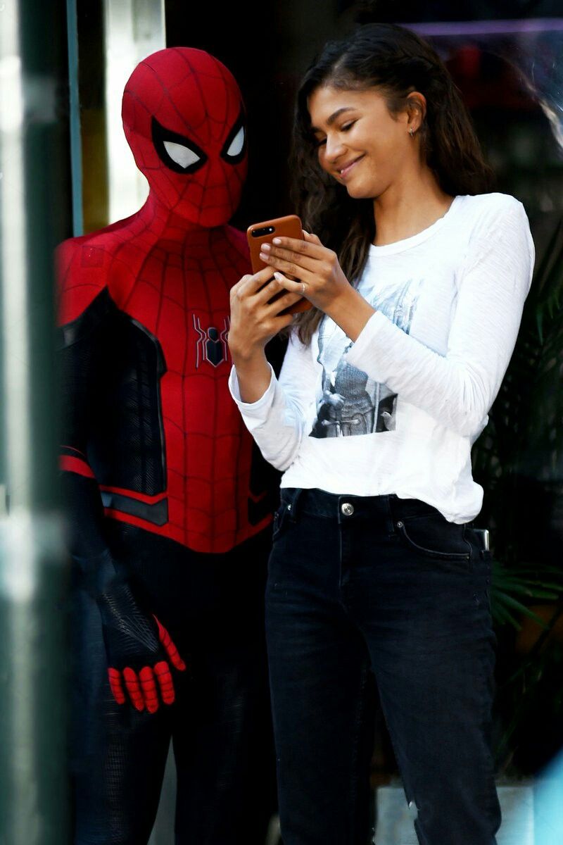 31+ Spiderman Far From Home Mj And Peter Background