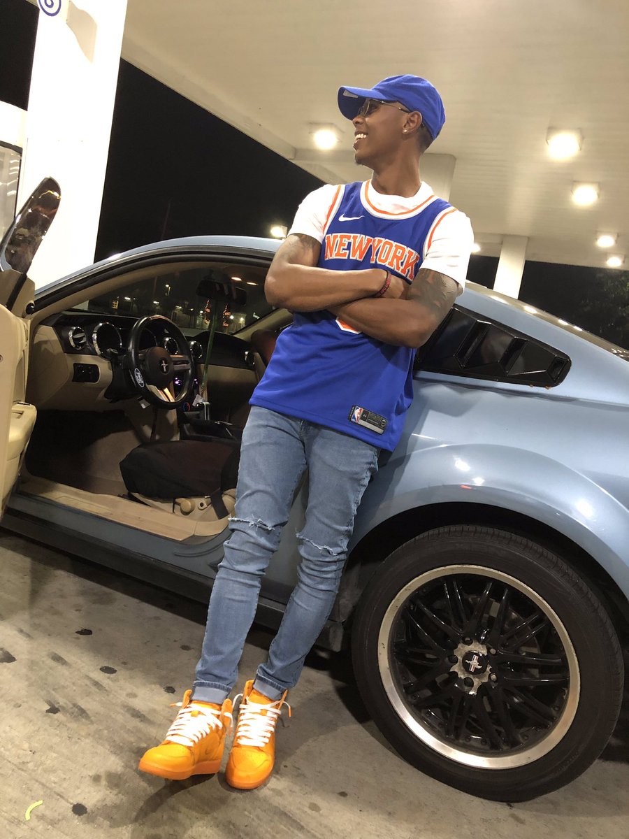 PesoNiro's tweet photo. “Been coaching ni**as how to dress COACH CARTER.”🤝🏀 https://t.co/Kn5KZst7Sl