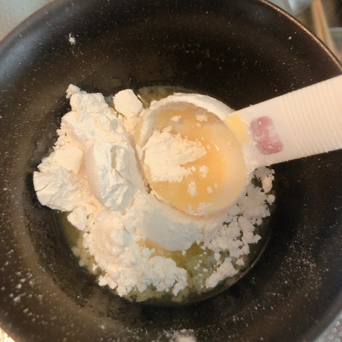 メロンパン好きなんだけどそんなちょこちょこ買えるほど富豪じゃないから毎回作ってるけどみんなに教えたら組織に目をつけられそうだな……マーガリンと砂糖を1:1で電子レンジにかけて2倍の量の薄力粉入れて混ぜて塗ってトーストするだけなんて言ったら…組織に………