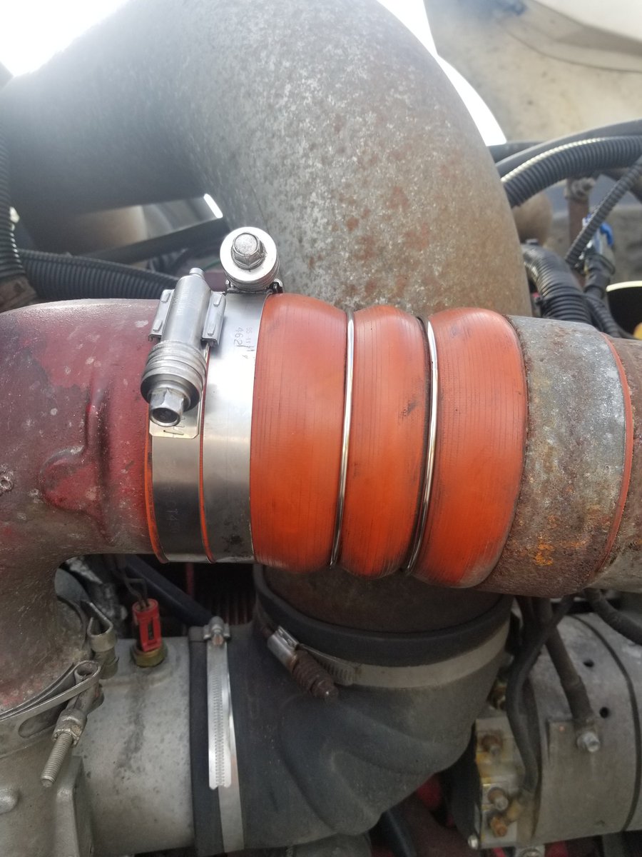 MadDashCourier's tweet photo. #trucker #driver It's not good when your turbo clamps hose breaks. Shut my engine off losing power steering there's a bear trying to get it on the shoulder once I did I got it fixed up and rolling in 1 hour! https://t.co/xIk26GvSY0