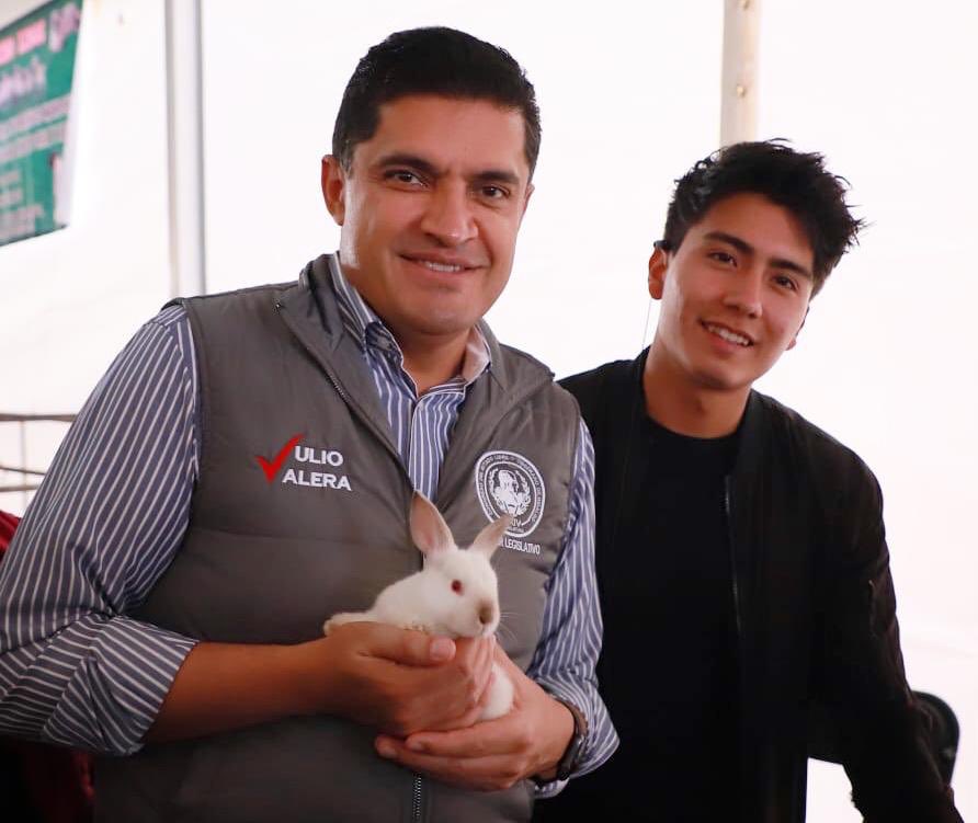 jmvalerapiedras's tweet photo. Mi tierra natal siempre me llena el corazón. En la inauguración de la #FeriaPatronal Zempoala 2019, tuve la oportunidad de subir al campanario del Convento de Todos los Santos;  escuchar la historia del municipio en el Salón Ejidal, y que me regalaran este conejito para mis hijas https://t.co/iRkp4zxxLi