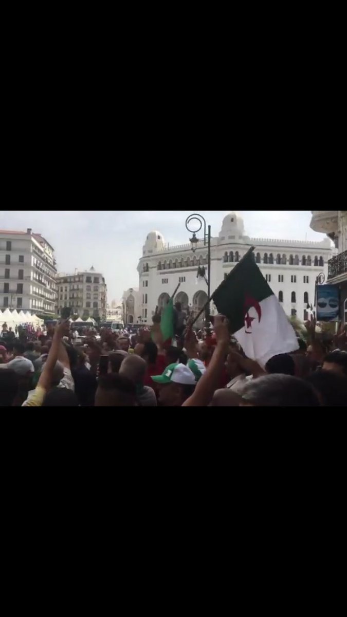 MessirHamid's tweet photo. Les premiers manifestants sont déjà à la #grande_poste et #Audin #Alger malgré les #arrestations les fouilles les barrages filtrants la traque aux manifestants brandissant les drapeaux . #Bensalah a oublié de préciser que le pouvoir sera partie prenante de la #répression https://t.co/8zWN0LhZGI